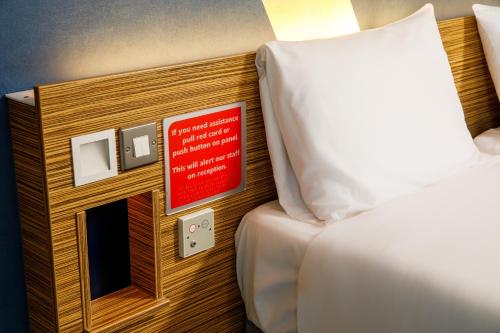 Habitación adaptada para personas con discapacidad - 2 camas individuales del hotel ibis budget London Heathrow Central. Foto 6