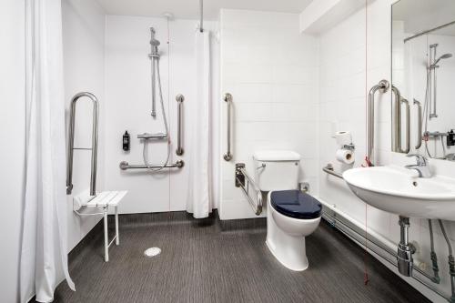 Habitación adaptada para personas con discapacidad - 2 camas individuales del hotel ibis budget London Heathrow Central. Foto 7