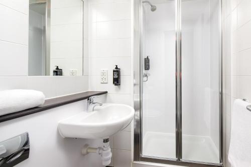 Habitación Familiar Clásica del hotel ibis budget London Heathrow Central. Foto 5