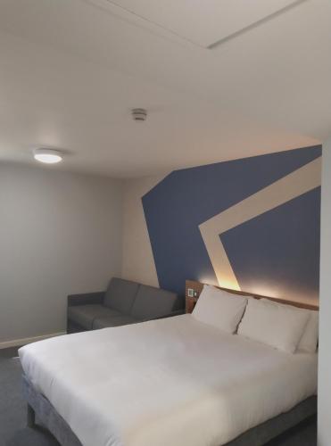 Habitación Familiar Clásica del hotel ibis budget London Heathrow Central. Foto 6
