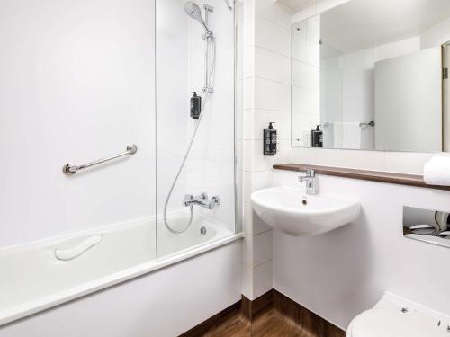 Habitación Familiar Clásica del hotel ibis budget London Heathrow Central. Foto 7