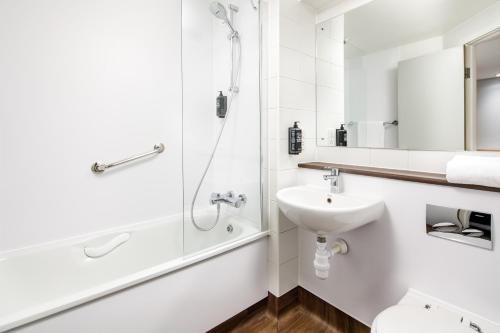 Habitación Familiar Clásica del hotel ibis budget London Heathrow Central. Foto 8