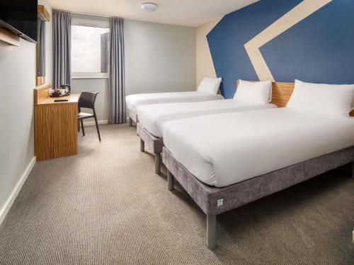 Habitación Estándar con 3 camas individuales del hotel ibis budget London Heathrow Central. Foto 15
