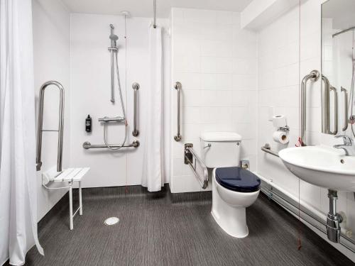 Habitación adaptada para personas con discapacidad - 2 camas individuales del hotel ibis budget London Heathrow Central. Foto 9