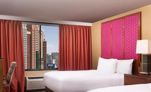 Habitación recientemente reformada con vistas a la zona del resort - 2 camas grandes del hotel Excalibur and Casino. Foto 2