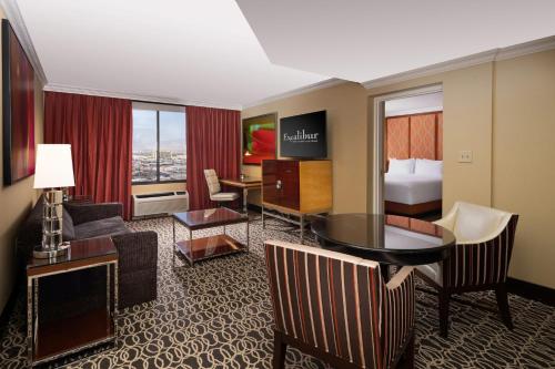 Suite de lujo renovada recientemente en el resort del hotel Excalibur and Casino