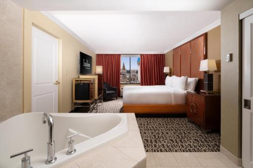 Suite de lujo renovada recientemente en el resort del hotel Excalibur and Casino. Foto 1