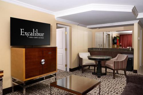 Suite de lujo renovada recientemente en el resort del hotel Excalibur and Casino. Foto 2