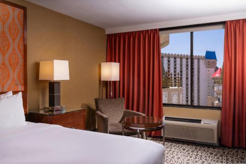 Resort Accessible Tower - una cama extragrande del hotel Excalibur and Casino. Foto 1