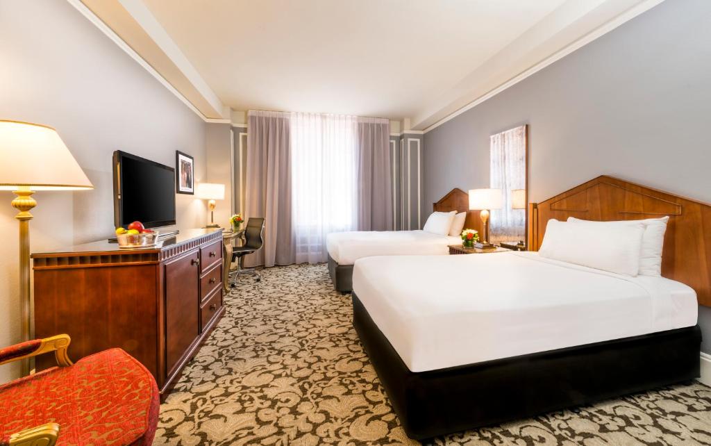 Habitación Deluxe con 2 camas dobles del hotel Millennium Biltmore Los Angeles