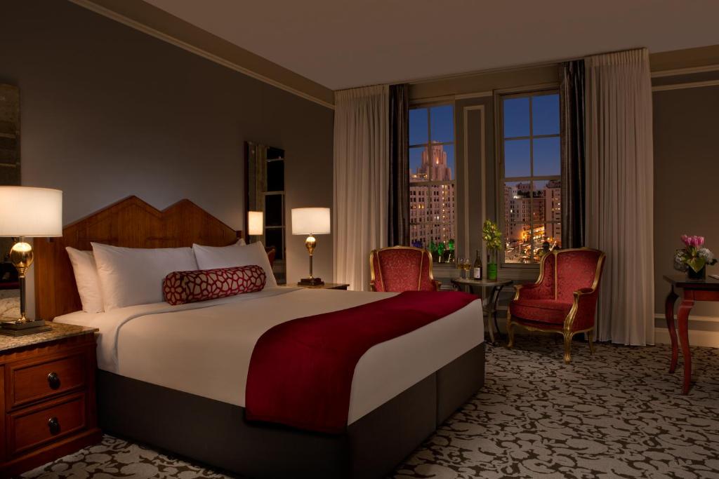Habitación Executive con cama extragrande del hotel Millennium Biltmore Los Angeles
