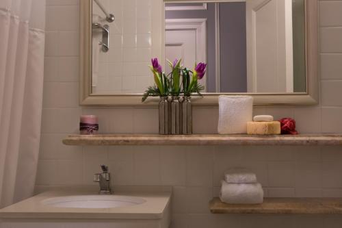 Suite Estudio con 2 camas dobles del hotel Millennium Biltmore Los Angeles. Foto 2