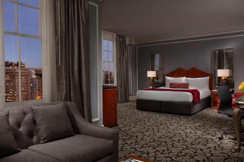 Estudio con cama extragrande del hotel Millennium Biltmore Los Angeles. Foto 3