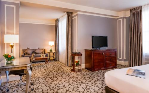 Estudio con cama extragrande del hotel Millennium Biltmore Los Angeles. Foto 4