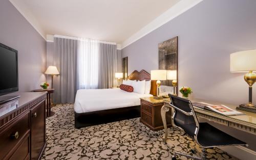 Habitación Deluxe con cama extragrande del hotel Millennium Biltmore Los Angeles. Foto 2