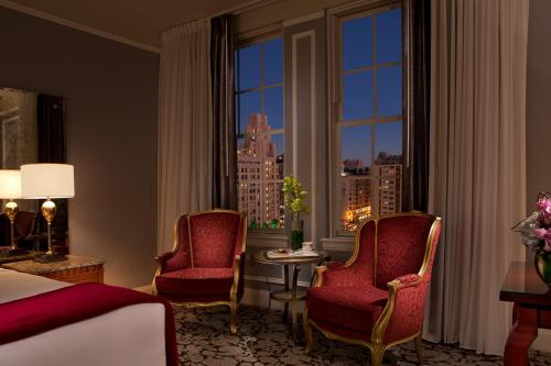 Habitación con cama extragrande. del hotel Millennium Biltmore Los Angeles. Foto 2