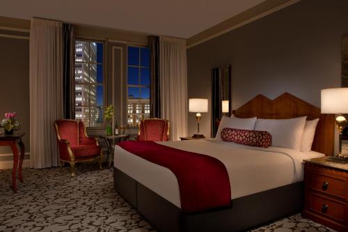 Suite Millennium con acceso al salón - Cama extragrande del hotel Millennium Biltmore Los Angeles. Foto 1