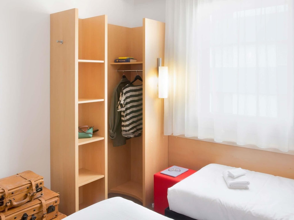 Habitacion Standard con 1 cama doble y 1 cama individual del hotel Ibis Lugano Paradiso