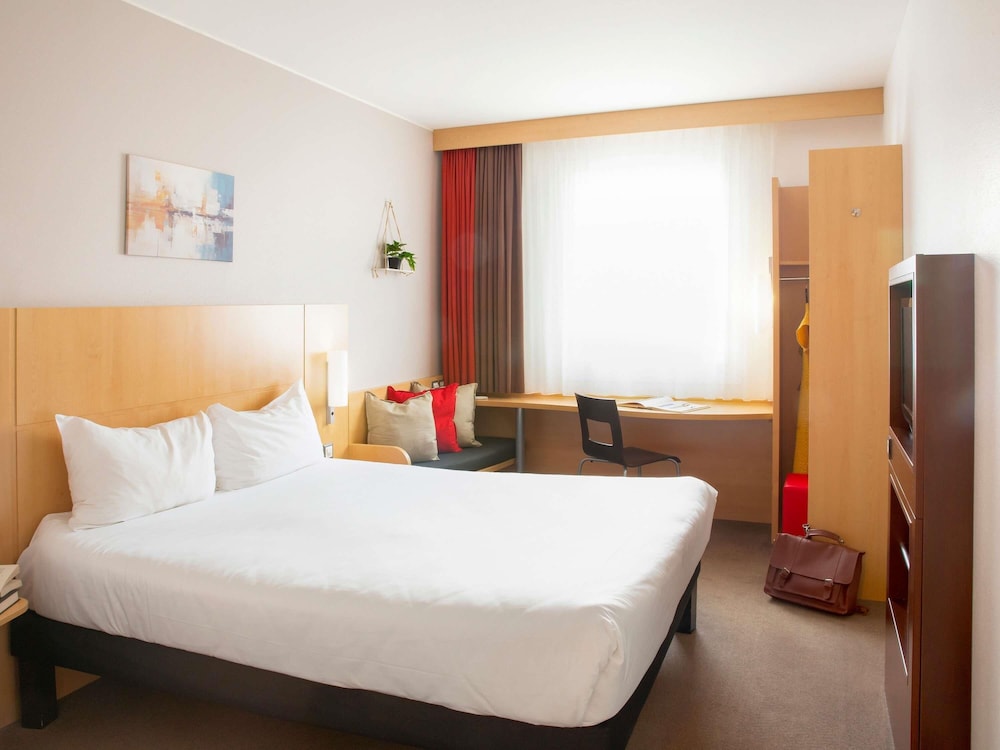 Habitación con 1 cama doble de 160 x 200 cm con ropa de cama nueva del hotel Ibis Lugano Paradiso