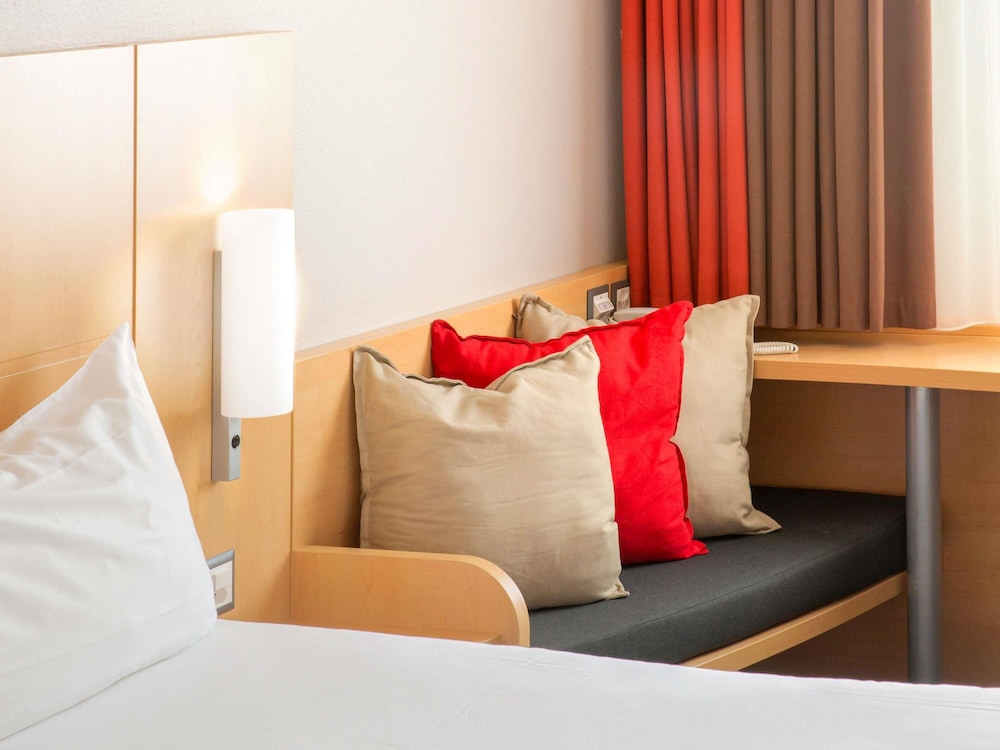 Habitación con 1 cama doble de 160 x 200 cm con ropa de cama nueva del hotel Ibis Lugano Paradiso. Foto 2