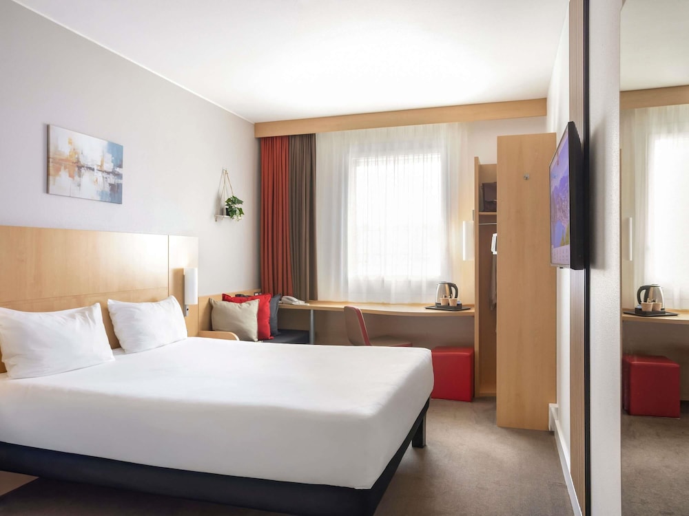 Habitación con 1 cama doble de 160 x 200 cm con ropa de cama nueva del hotel Ibis Lugano Paradiso. Foto 3