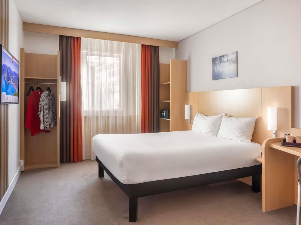 Habitación con 1 cama doble de 160 x 200 cm con ropa de cama nueva del hotel Ibis Lugano Paradiso. Foto 4