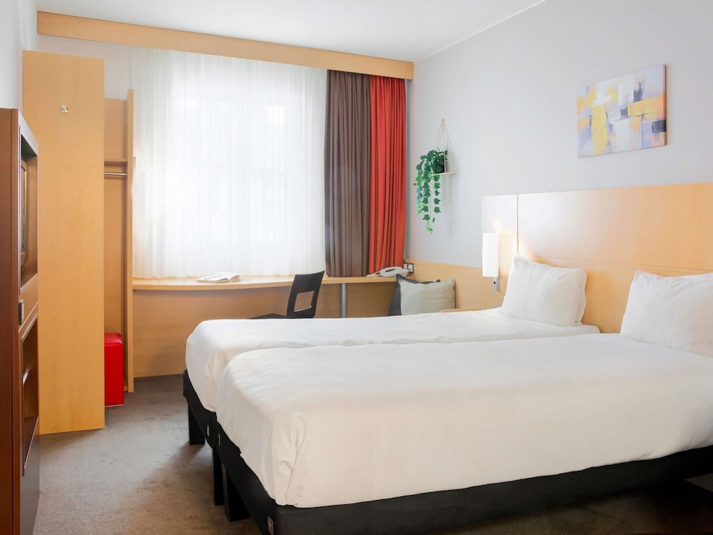 Habitación con 2 camas individuales de 80 x 200 cm con ropa de cama nueva del hotel Ibis Lugano Paradiso
