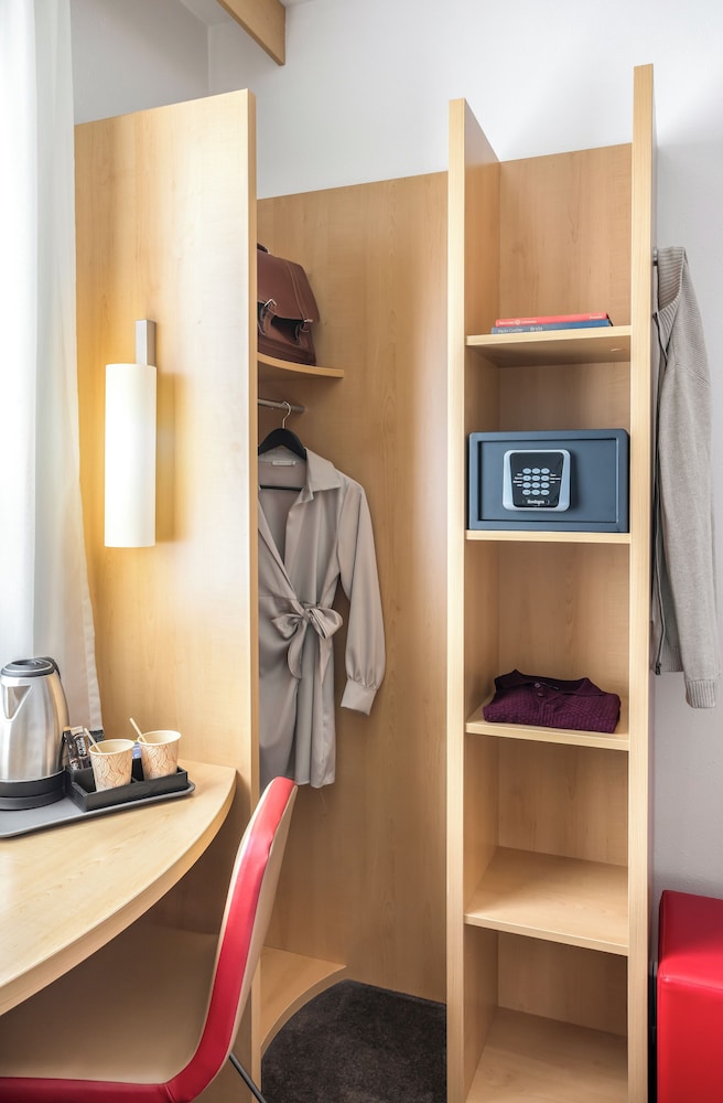 Habitación con 2 camas individuales de 80 x 200 cm con ropa de cama nueva del hotel Ibis Lugano Paradiso. Foto 3