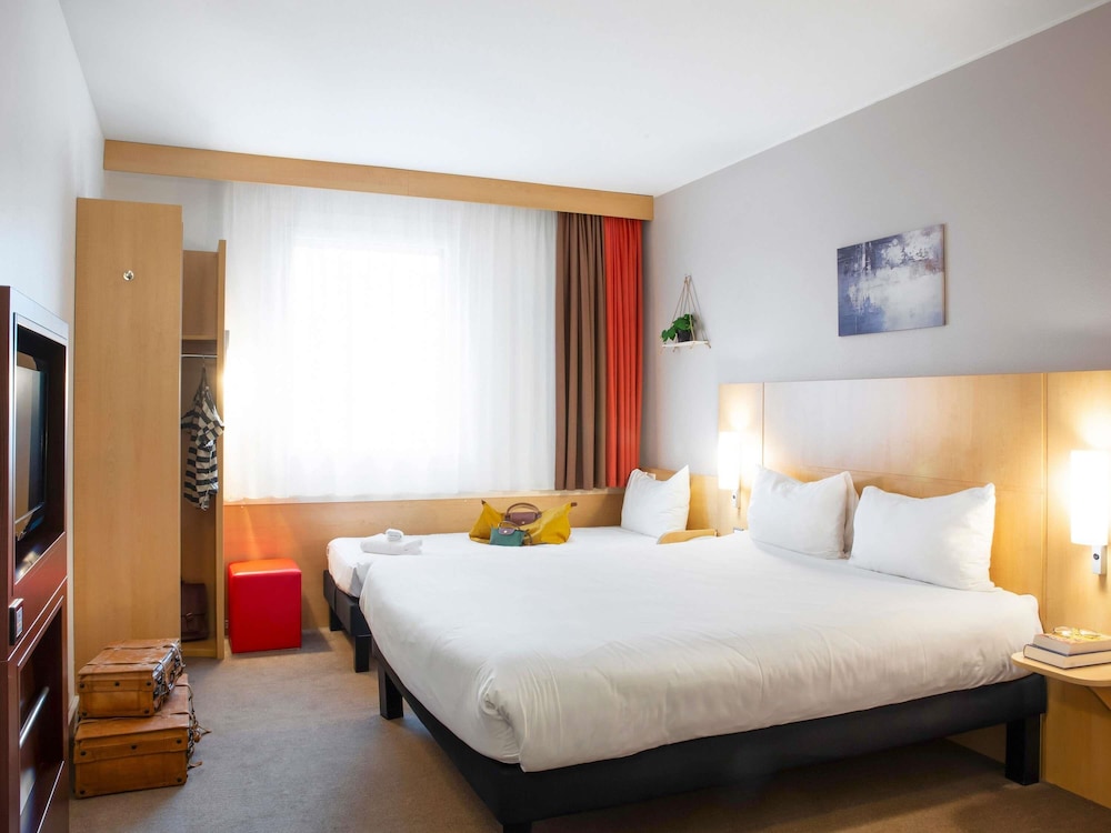 Habitacion Standard con 1 cama doble y 1 cama individual del hotel Ibis Lugano Paradiso. Foto 5
