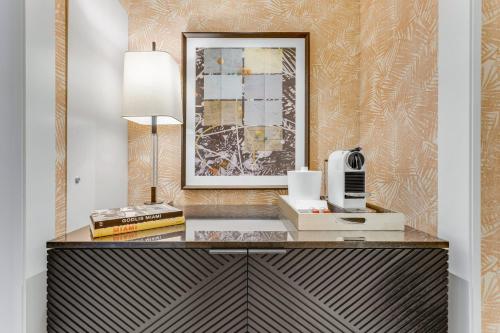 Habitación Classic con cama extragrande, vistas parciales al océano y acceso al club lounge del hotel Intercontinental Miami, An Ihg