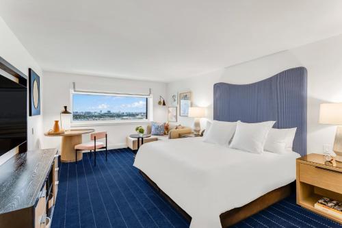 Habitación Doble Clásica con cama grande y vistas al mar del hotel Intercontinental Miami, An Ihg