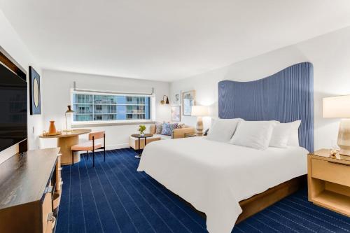 Habitación Clásica con vistas parciales a la bahía - cama extragrande del hotel Intercontinental Miami, An Ihg