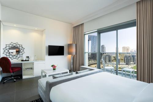 Habitación Superior con cama extragrande, balcón con vistas al puerto deportivo y acceso a la Soluna del hotel The First Collection Marina. Foto 1