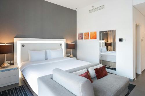 Habitación Deluxe con vistas al puerto deportivo y acceso al club de playa - Cama extragrande del hotel The First Collection Marina. Foto 4