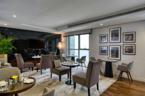 Habitación Doble Club con acceso al salón - 1 cama extragrande del hotel The First Collection Marina. Foto 3