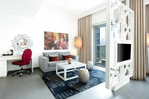 Suite Grand tipo estudio con balcón, vistas al puerto deportivo y acceso a la Soluna del hotel The First Collection Marina. Foto 4