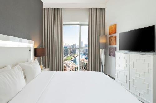 Suite de 1 dormitorio con sofá cama y acceso a la Soluna - Cama extragrande del hotel The First Collection Marina. Foto 1