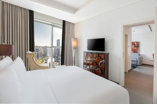 Suite de 1 dormitorio con sofá cama y acceso a la Soluna - Cama extragrande del hotel The First Collection Marina. Foto 4