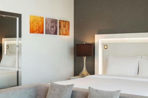 Habitación Deluxe con cama extragrande del hotel The First Collection Marina. Foto 10
