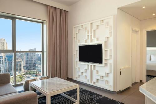 36 Hours Staycation Package – One - Bedroom Suite including Complimentary access to Soluna Beach Club, 36% off F&B & Laundry, Early check - in at 6 AM & Late check - out at 6 PM del hotel The First Collection Marina. Foto 6
