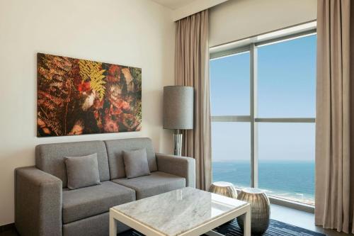 36 Hours Staycation Package – One - Bedroom Suite including Complimentary access to Soluna Beach Club, 36% off F&B & Laundry, Early check - in at 6 AM & Late check - out at 6 PM del hotel The First Collection Marina. Foto 7