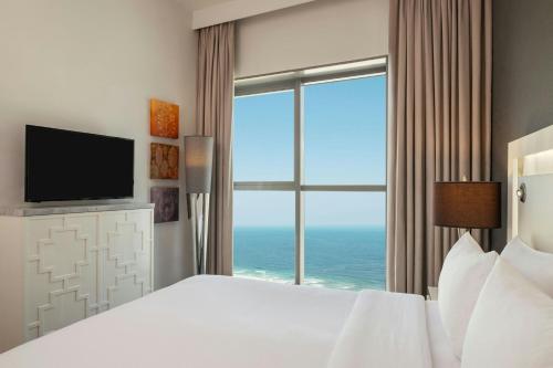 36 Hours Staycation Package – One - Bedroom Suite including Complimentary access to Soluna Beach Club, 36% off F&B & Laundry, Early check - in at 6 AM & Late check - out at 6 PM del hotel The First Collection Marina. Foto 8
