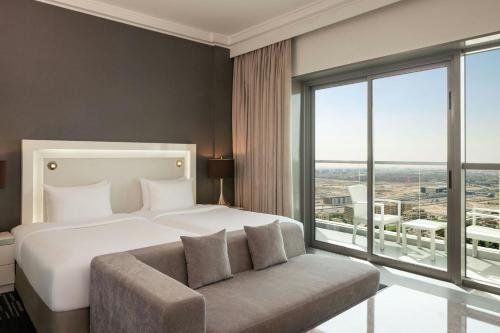 36 Hours Staycation Package – Deluxe Room including Complimentary access to Soluna Beach Club, 36% off F&B & Laundry, Early check - in at 6 AM & Late check - out at 6 PM del hotel The First Collection Marina. Foto 5