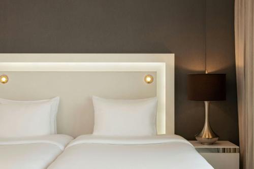 36 Hours Staycation Package – Deluxe Room including Complimentary access to Soluna Beach Club, 36% off F&B & Laundry, Early check - in at 6 AM & Late check - out at 6 PM del hotel The First Collection Marina. Foto 6