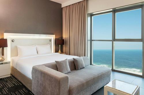 Habitación Superior con cama extragrande, balcón con vistas al puerto deportivo y acceso a la Soluna del hotel The First Collection Marina. Foto 6