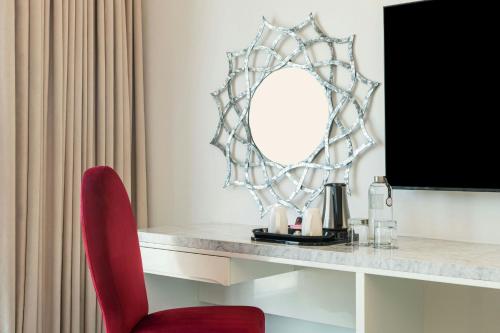 Habitación Deluxe con vistas al puerto deportivo y acceso al club de playa - Cama extragrande del hotel The First Collection Marina. Foto 7