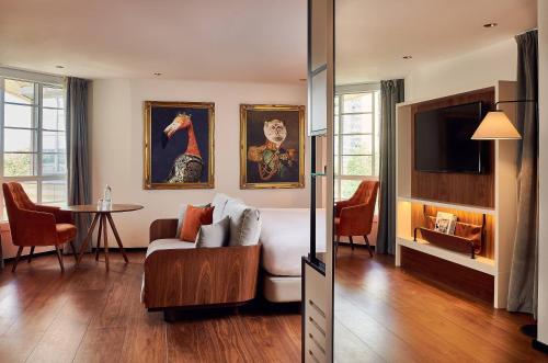 Suite Junior The Level con acceso al salón executive del hotel Level At Melia White House. Foto 53