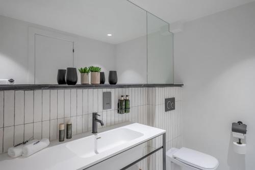 Suite Marylebone con acceso al salón executive del hotel Level At Melia White House. Foto 9
