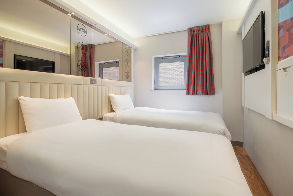 Classic Twin with Window del hotel Point A - London, Canary Wharf. Foto 2