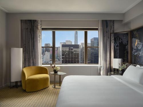 Habitación con cama extragrande y vistas a la ciudad del hotel Park Lane New York. Foto 1